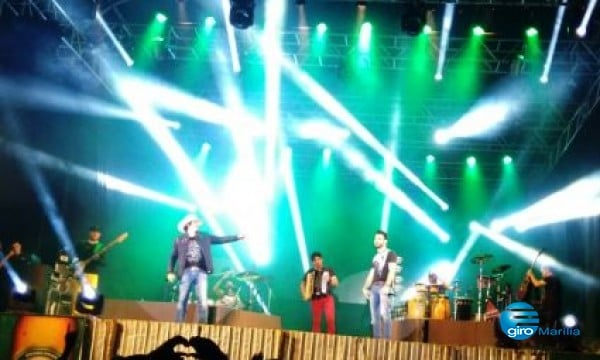 Com chuva, show atrasado e empolgação, ExpoMarília invade a madrugada