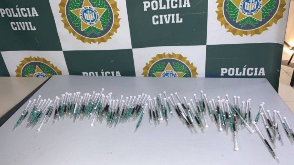Homem é preso com cem seringas de 'maconha lÃquida' em Volta Redonda Homem é preso com cem seringas de 'maconha lÃquida' em Volta Redonda