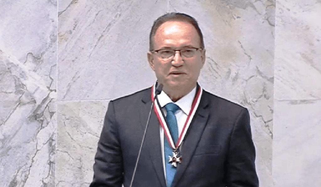 Médico Francisco Agostinho recebe homenagem na Alesp pelo projeto Amor de Criança