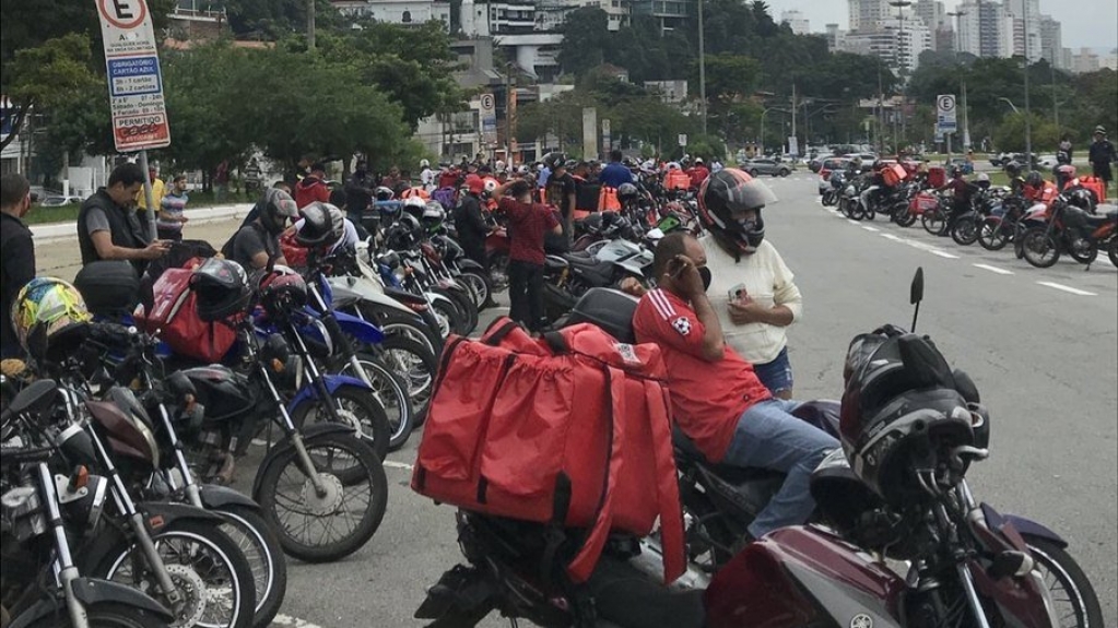 Entregadores trabalham de 9 a 12 horas para receber menos de um salário mínimo