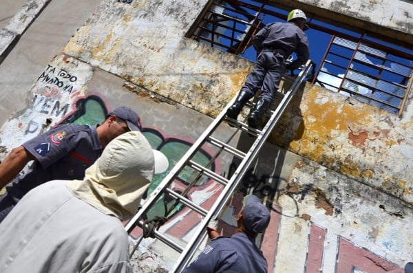 Bombeiros participam em vistoria a residência no centro