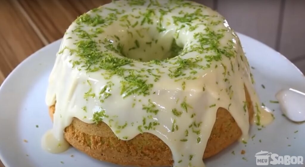 Bolo de limão com uma deliciosa cobertura de mousse de limão!