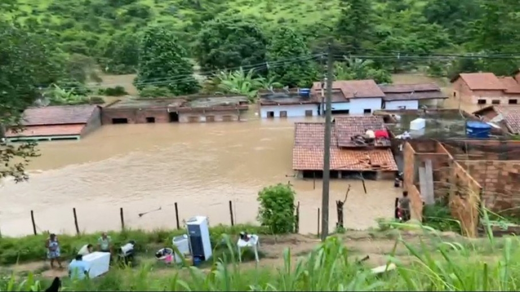 Bolsonaro e Marinho sobrevoam zonas afetadas pela chuva na Bahia