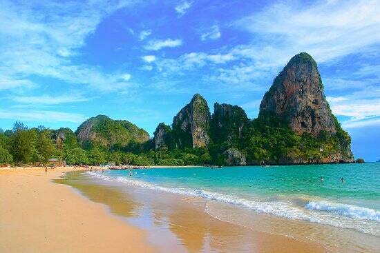 A Praia de Railay tem formações rochosas importantes para escaladas. Foto: TripAdvisor/Reprodução