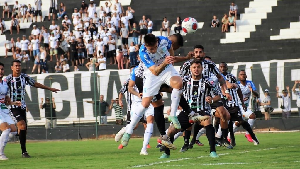 MAC pega Comercial em casa para se manter entre líderes na Copa Paulista