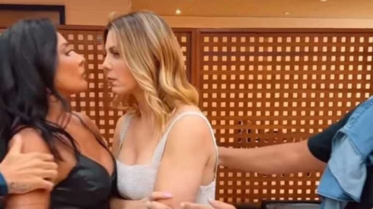 Scheila Carvalho e Sheila Mello "brigam" em gravação do 'Caldeirão'