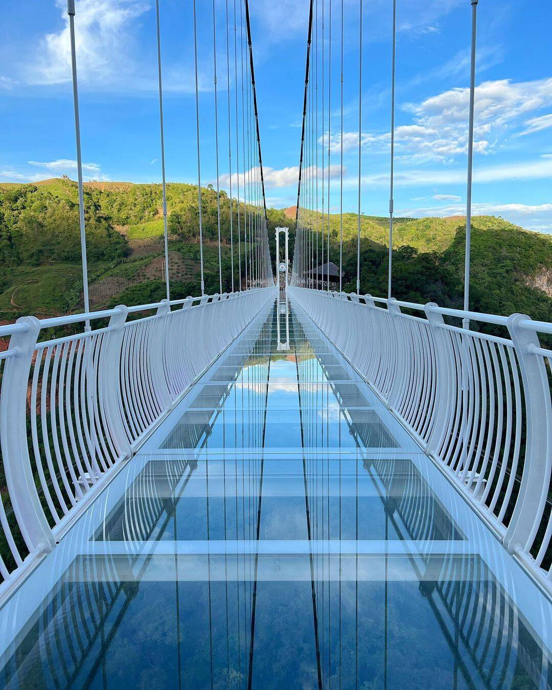 Com nome de Bach Long ('dragão branco'), ela tem 630 metros de comprimento e está a 150 metros de altura. Foto: Reprodução/Instagram (@nammymikami)