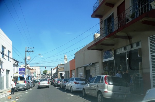 Centro comercial de Marília acumula prédios fechados