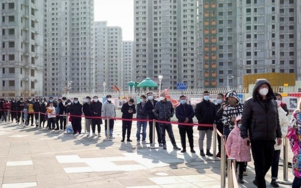 Covid: Moradores de Tianjin, na China, fazem fila para realizar teste