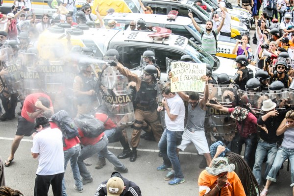 Polícia usou bombas de efeito moral e gás de pimenta para afastar manifestantes