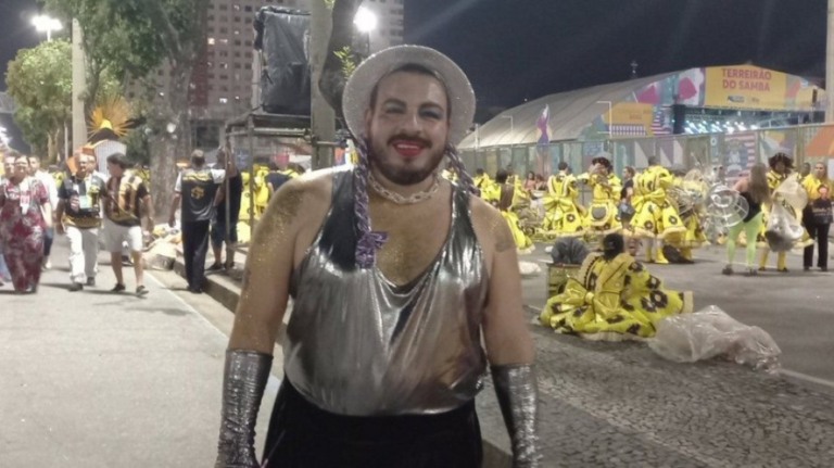 Amigo de Paulo Gustavo, Luís Lobianco desfila na São Clemente