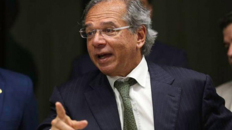 Ajuste no auxílio vai proteger 54 mi das altas nos preços, diz Guedes