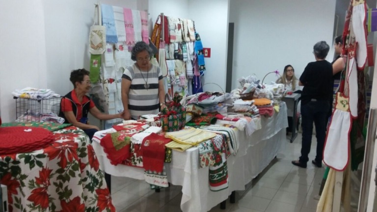 Apae faz Bazar de Natal, ajuda com presentes e arrecada para atendimento