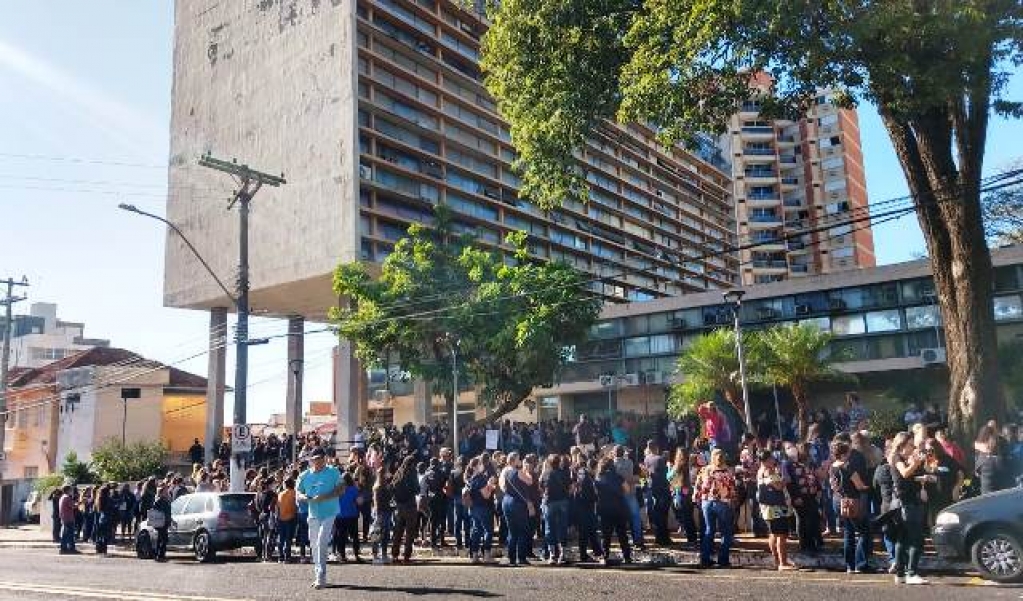 Servidores fazem dia de protesto na prefeitura em Marília; pode haver greve