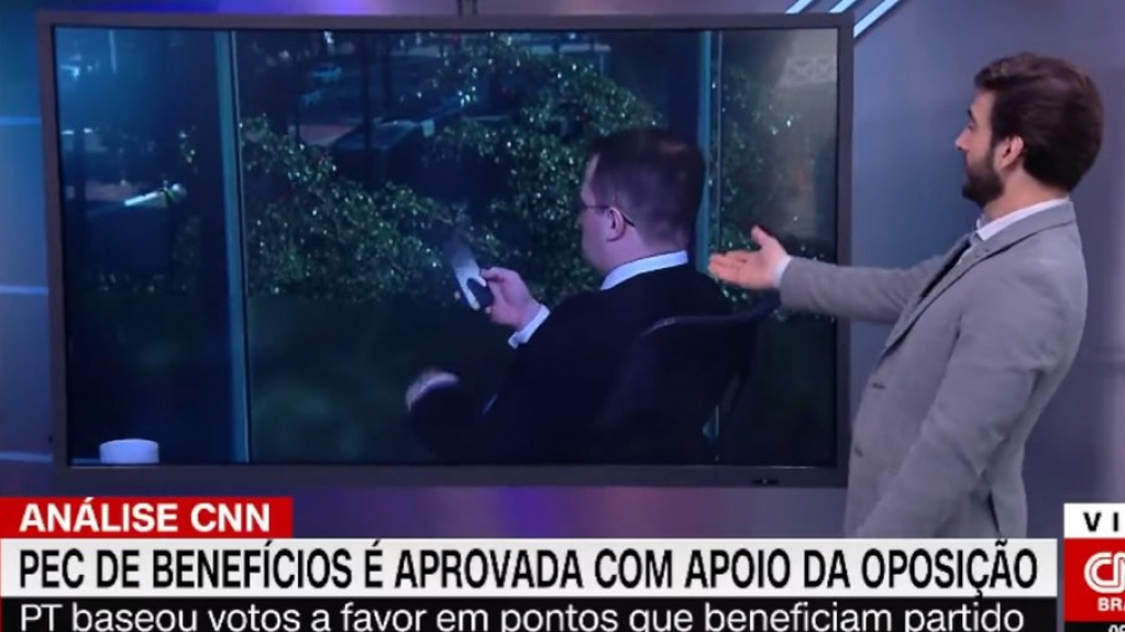 Falha técnica faz apresentador da CNN pagar mico ao vivo; assista