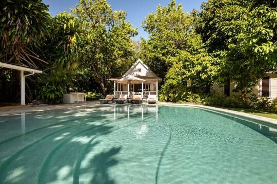 Uma linda piscina em formato de lagoa será perfeita para fugir do frio. Foto: Airbnb