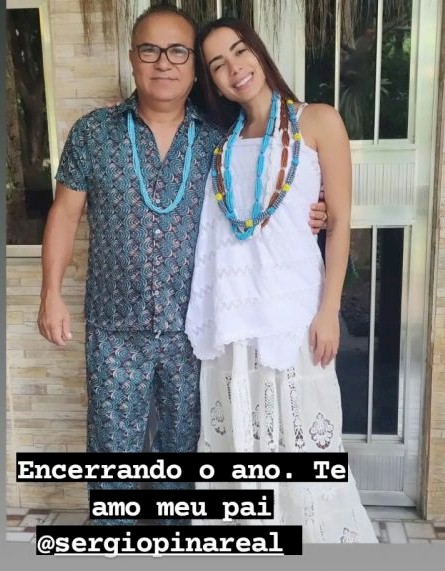 Anitta: foto revela cantora com roupas tradicionais do Candomblé Anitta: foto revela cantora com roupas tradicionais do Candomblé