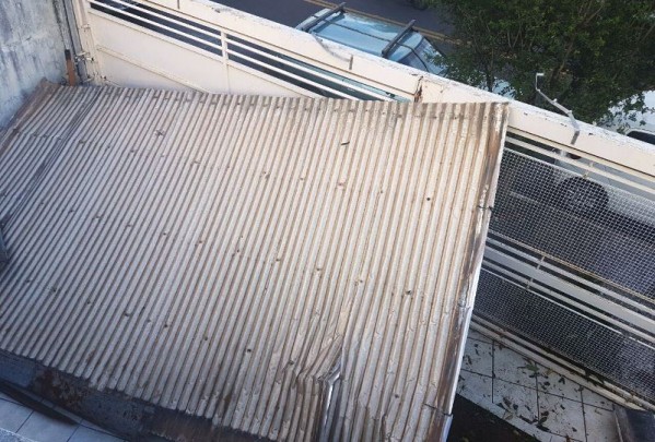 Queda de árvores, telhas, falta de luz; cidade contabiliza estragos da chuva