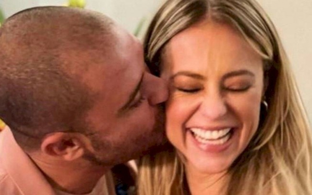 Diogo Nogueira e Paolla Oliveira confirmam namoro com beijo em público Diogo Nogueira e Paolla Oliveira confirmam namoro com beijo em público
