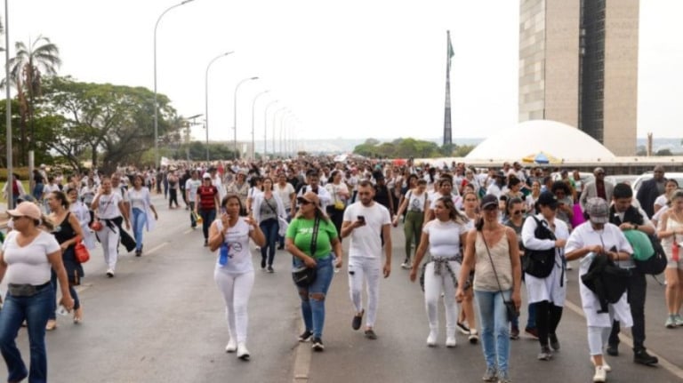 Por piso salarial, enfermeiros protestam em todo o país