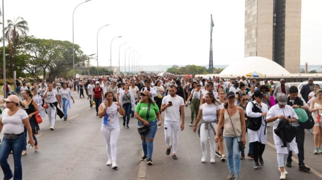 Por piso salarial, enfermeiros protestam em todo o país