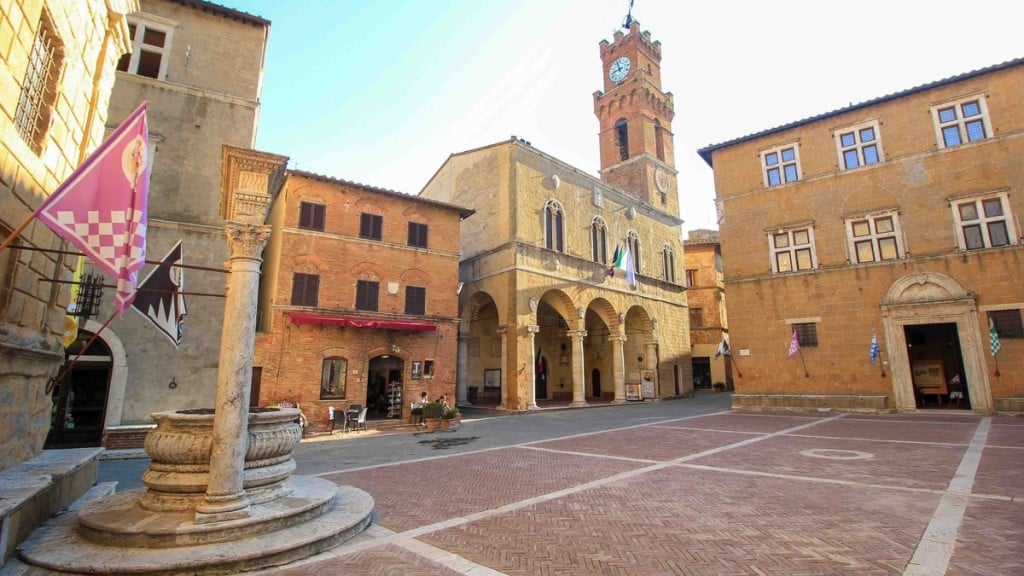 Reprodução/Places of Juma – 01.08.2023 O relógio cívico de Pienza, na praça Pio II