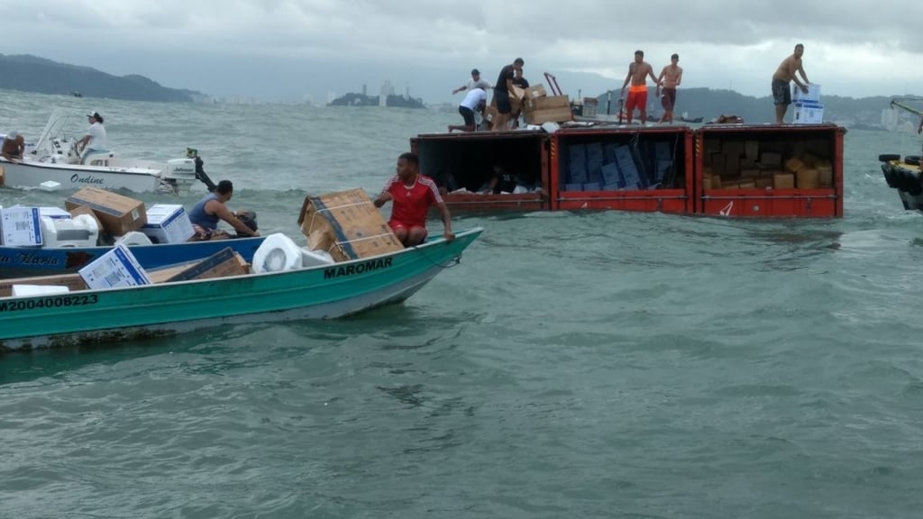 Navio derruba 45 contêineres em Santos; carga no mar sofre "pirataria"