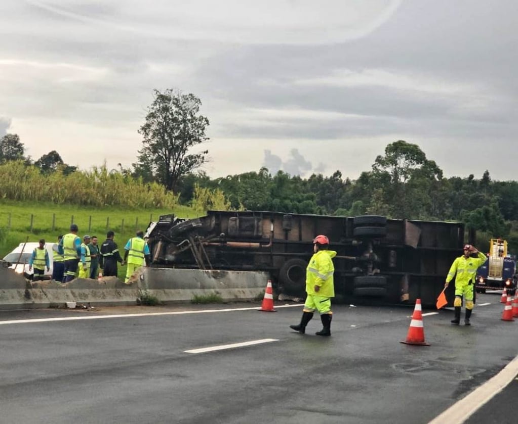 Carreta tomba e complica trânsito na rodovia SP-294 em Vera Cruz