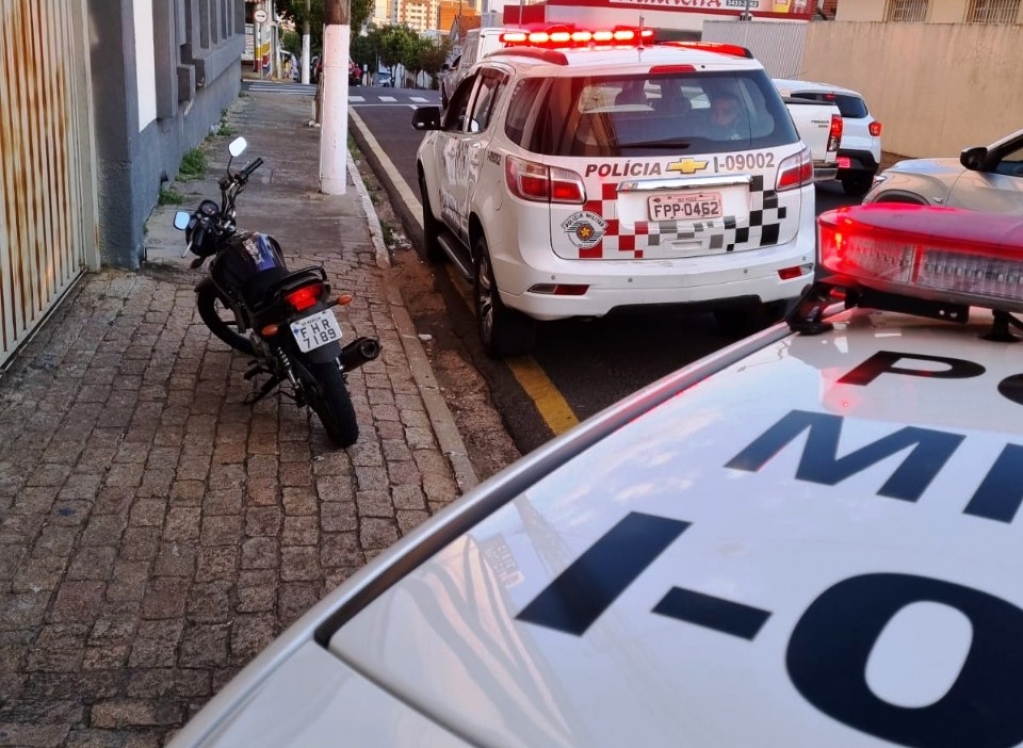 Ronda da PM recupera moto furtada em Marília; condutor foi preso