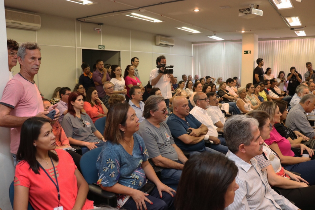 Trabalhadores a Fumes e convidados acompanham apresentação de projeto