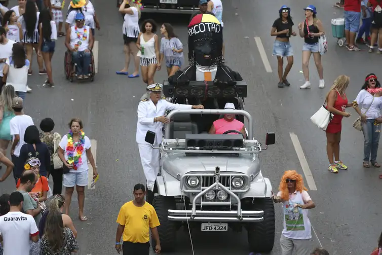 Brasília - Tradicional e irreverente, o bloco de carnaval O Pacotão desfila pelas ruas da capital  (Valter Campanato/Agência Brasil)