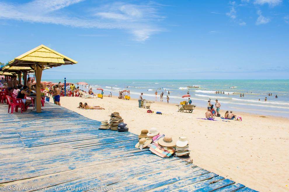 A relaxante Praia de Taperapuã possui a Barraca de Praia Tôa Tôa, complexo de lazer badalado de Porto Seguro. Foto: Ricardo Funiu