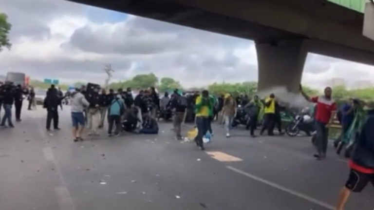 PM e PRF dispersam manifestantes com spray de pimenta em Guarulhos