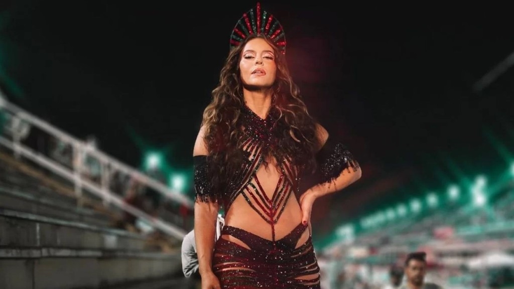 Paolla Oliveira surge com look diferentão e causa em camarote: ‘Rainha de Bateria’