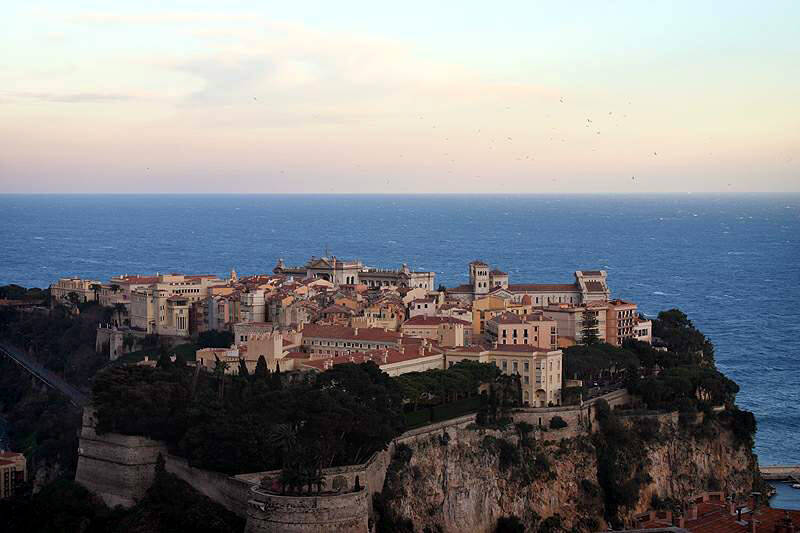 A cidade antiga de Mônaco, Monaco-Ville, está no alto de um rochedo. Foto: Wikipedia