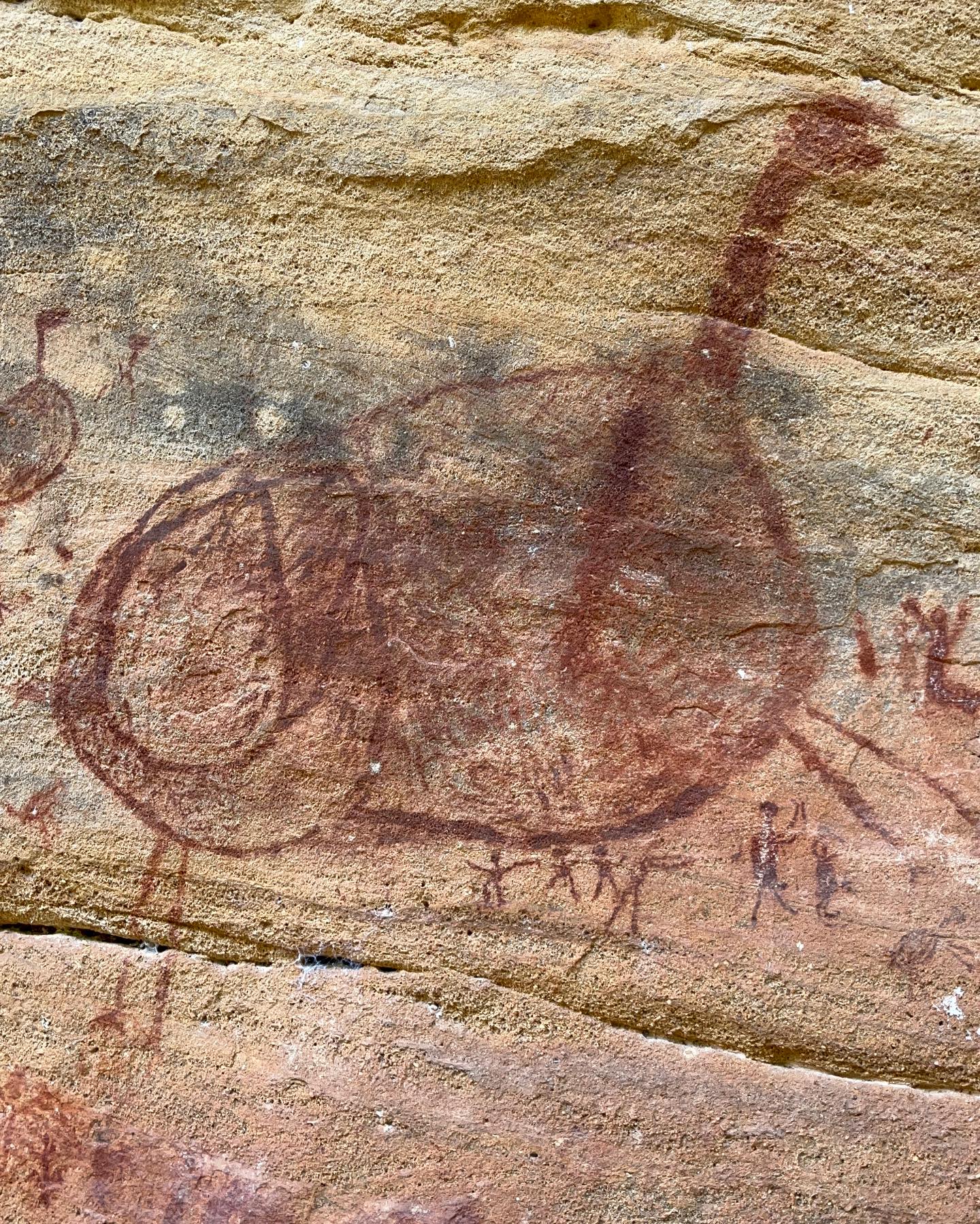 Fabio Porchat faz imagens das pinturas rupestres na Serra da Capivara, no Piauí. Foto: Reprodução/Instagram 25.08.2023