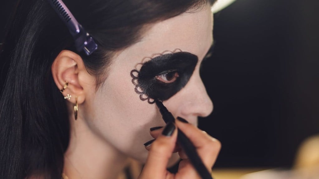 Pexels/Los Muertos Crew Halloween: dermatologista alerta para o perigo de tintas, sprays e maquiagens