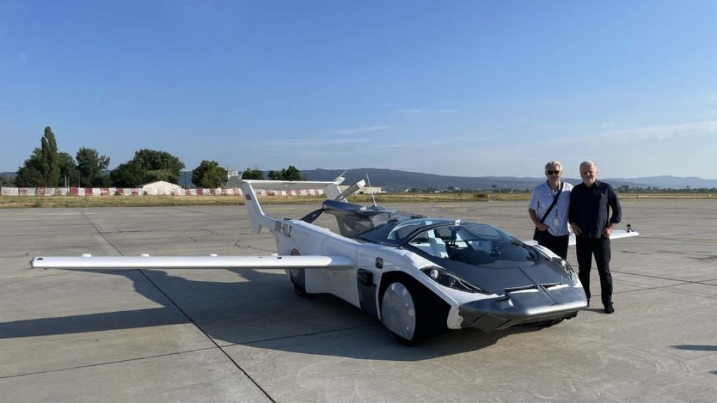 Carro voador AirCar da Klein Vision faz seu primeiro voo. Assista ao vídeo