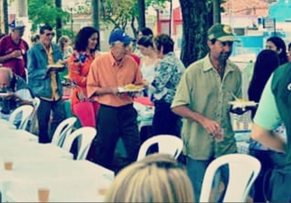 Ação reúne voluntários para almoço com pessoas em situação de rua