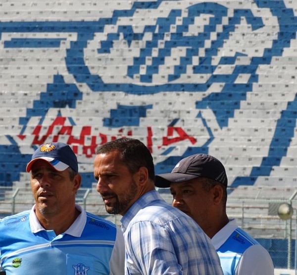 Bruno Quadros (centro) na chegada ao Marília