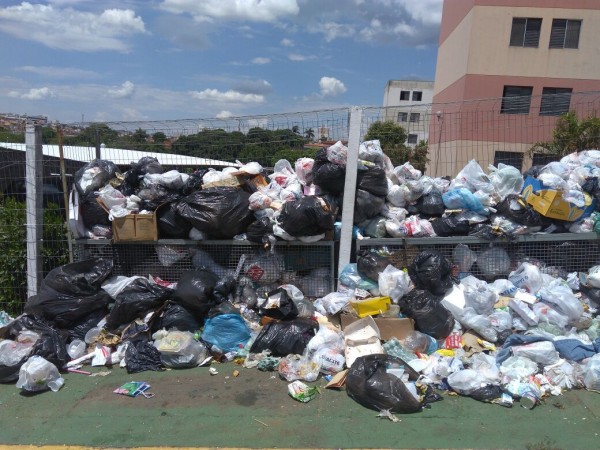 Fim caótico – Rua tem montanha de lixo sem coleta em Marília