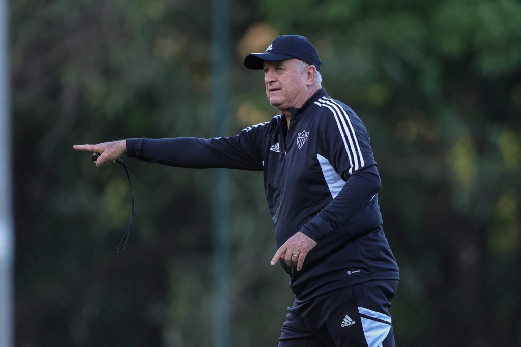 Felipão comanda primeiro treino na Cidade do Galo