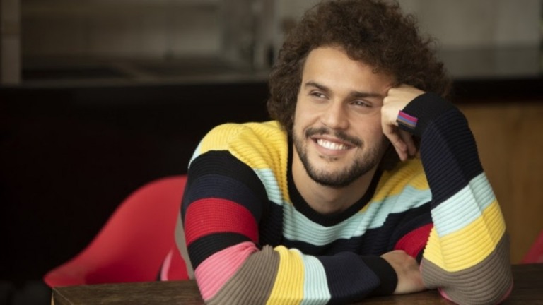 Theo Bial celebra incentivo dos pais na carreira musical