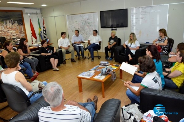 ONGs e prefeito discutem castração contra abandono de animais