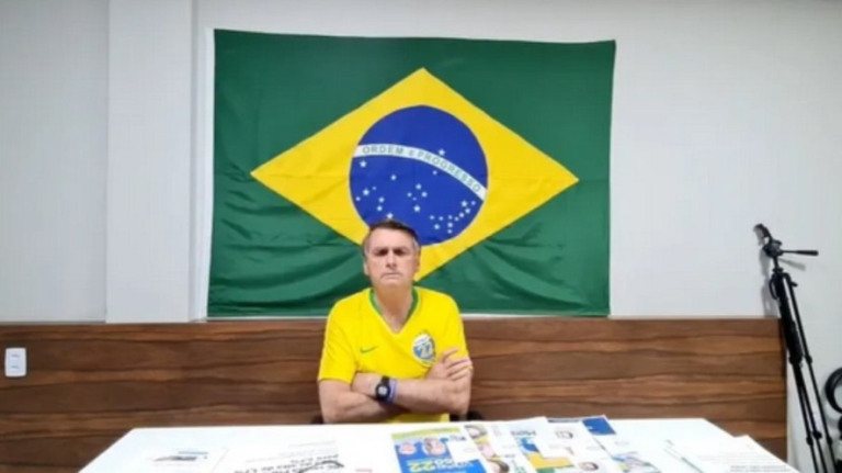 Há poucos dias das eleições, Bolsonaro volta a atacar ministro do STF