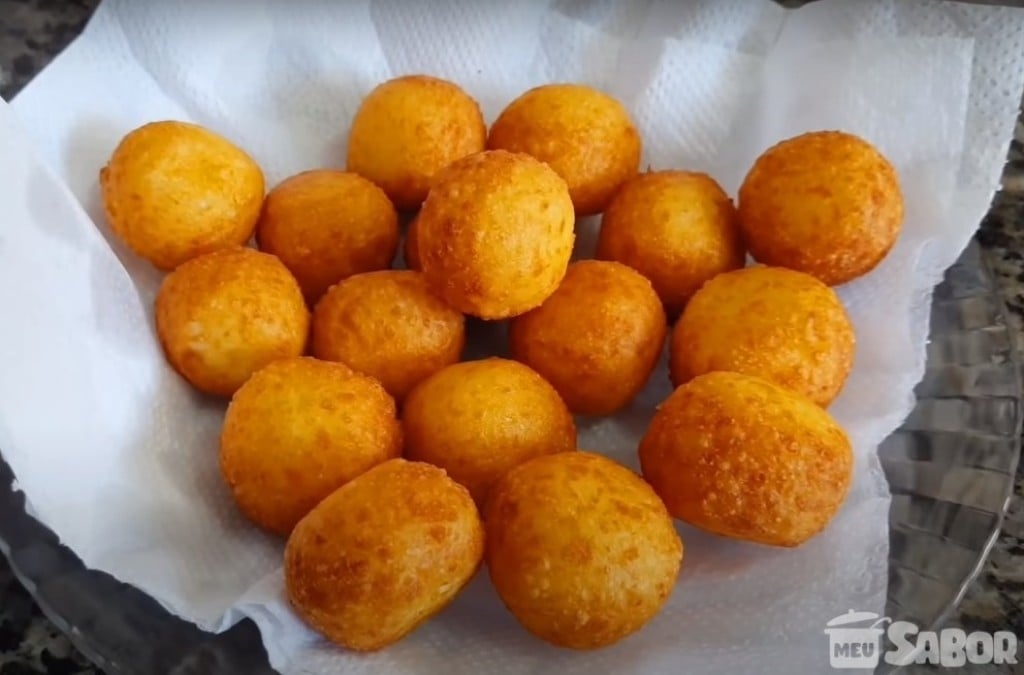 Aprenda a fazer deliciosas bolinhas de queijo com apenas 3 ingredientes! Fica sensacional!