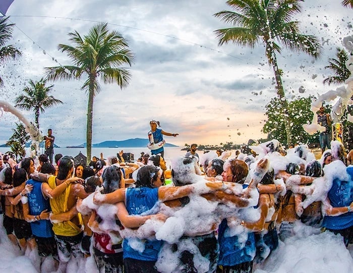 A Festa da Espuma que ocorre durante o pacote Forma 9, destino aos formandos do Ensino Fundamental II, da Forma Turismo. Foto: Divulgação