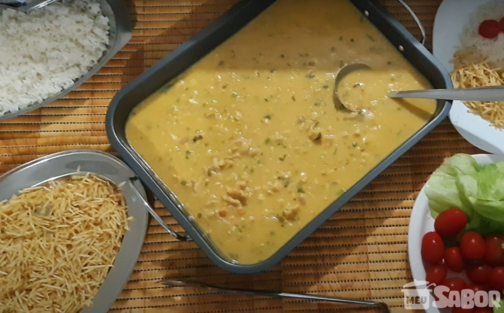 Almoço fácil, completo, super gostoso e com essa receita que combina com tudo! Bobó de frango