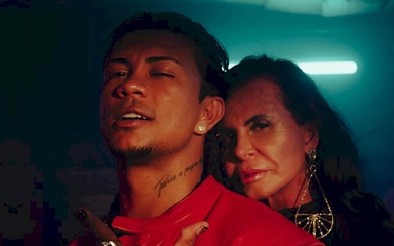 Xamã sensualiza com Gretchen no rap "cyberpunk" de "Dublê de Marido"