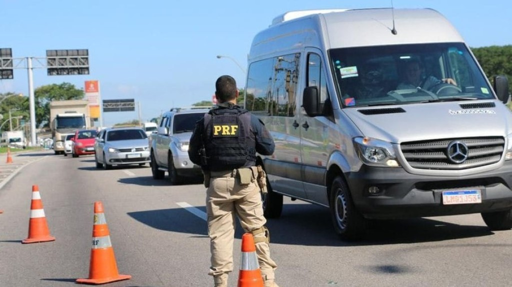 PRF apreende drogas, localiza foragidos e veículos roubados